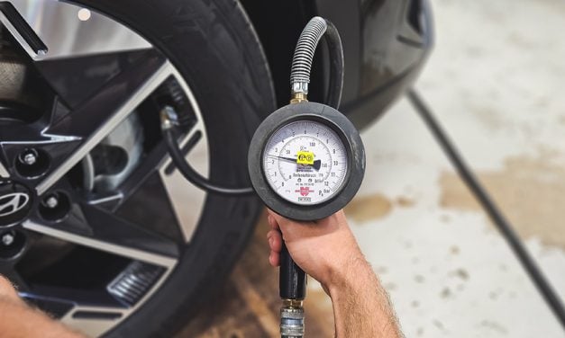 Hur känner bilen av däcktryck?